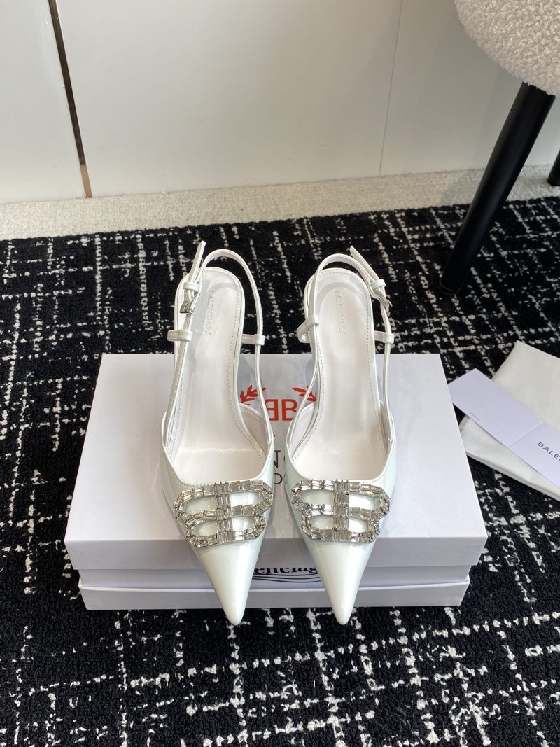 Balenciaga* spring and summer new pointed-toe sandals series BB buckle and rhinestone buckle bring fashion to the extreme. Balenciaga's pointed-toe sandals are absolutely amazing. The essence of the whole pair of shoes is its toe