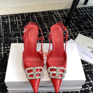 Balenciaga* spring and summer new pointed-toe sandals series BB buckle and rhinestone buckle bring fashion to the extreme. Balenciaga's pointed-toe sandals are absolutely amazing. The essence of the whole pair of shoes is its toe