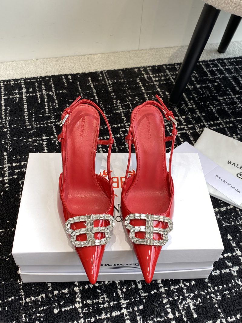 Balenciaga* spring and summer new pointed-toe sandals series BB buckle and rhinestone buckle bring fashion to the extreme. Balenciaga's pointed-toe sandals are absolutely amazing. The essence of the whole pair of shoes is its toe