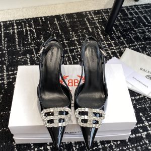 Balenciaga* spring and summer new pointed-toe sandals series BB buckle and rhinestone buckle bring fashion to the extreme. Balenciaga's pointed-toe sandals are absolutely amazing. The essence of the whole pair of shoes is its toe