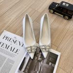 Balenciaga's latest pointed-toe series BB buckle and rhinestone buckle bring fashion to the extreme. Balenciaga's pointed-toe sandals are absolutely amazing. The essence of the entire pair of shoes is the toe