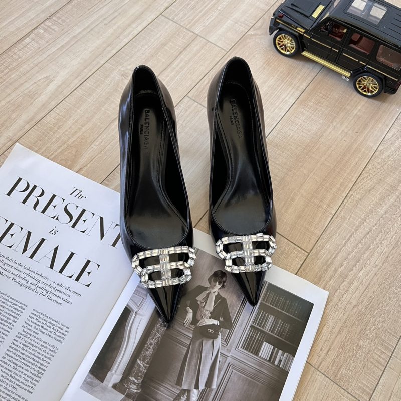 Balenciaga's latest pointed-toe series BB buckle and rhinestone buckle bring fashion to the extreme. Balenciaga's pointed-toe sandals are absolutely amazing. The essence of the entire pair of shoes is the toe