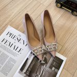 Balenciaga's latest pointed-toe series BB buckle and rhinestone buckle bring fashion to the extreme. Balenciaga's pointed-toe sandals are absolutely amazing. The essence of the entire pair of shoes is the toe