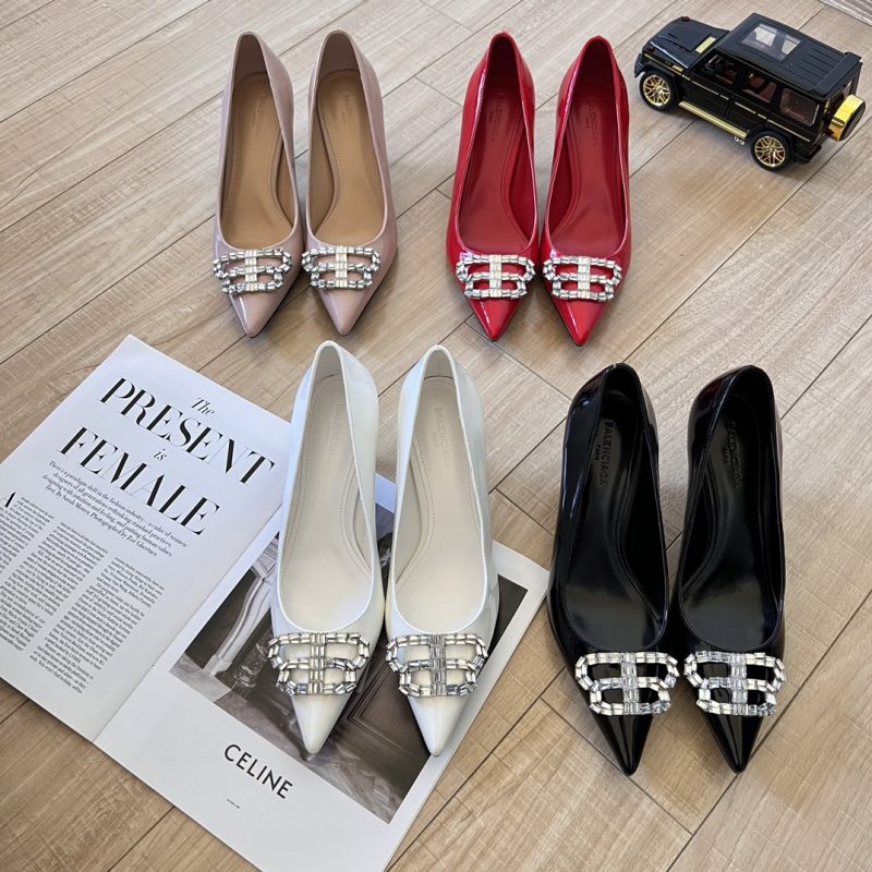 Balenciaga's latest pointed-toe series BB buckle and rhinestone buckle bring fashion to the extreme. Balenciaga's pointed-toe sandals are absolutely amazing. The essence of the entire pair of shoes is the toe