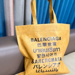 P Balenciaga borsa a tracolla in carta kraft con lettera sette paesi