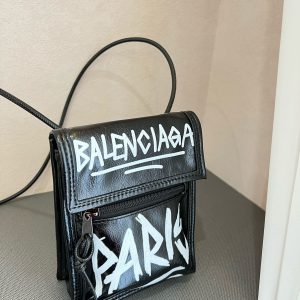 P Balenciaga’s new mobile phone bag looks so square and square in design ✨ Very cute and can hold things