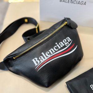 P Viene con una caja plegable Balenciaga bolsa de pecho. Esta bolsa puede no parecer grande