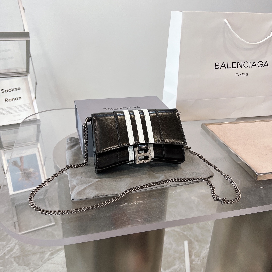 p? acaba de lanzar el atractivo bolso reloj de arena de Balenciaga. Su forma de arco, única e icónica, tiene un arco redondeado y suave en la parte inferior