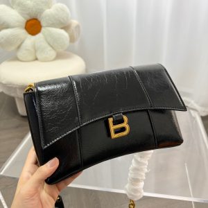 Balenciaga's new Downtown chain hourglass bag Balenciaga's new Downtown chain bag in 2022 is full of sincerity. The bag shape is softer and more casual than the previous Hourglass bag. It’s so cool to carry on your back. D-56 size 26.7.16 folding box