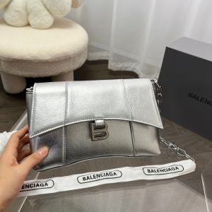 Balenciaga's new Downtown chain hourglass bag Balenciaga's new Downtown chain bag in 2022 is full of sincerity. The bag shape is softer and more casual than the previous Hourglass bag. It’s so cool to carry on your back. D-56 size 26.7.16 folding box