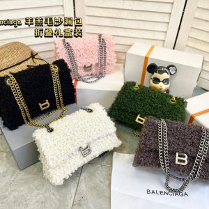 ?0 Wird mit einer faltbaren Geschenkbox geliefert Balenciaga Sanduhrtasche aus Lammwolle