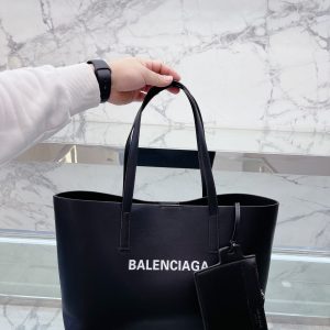 B's new product  Real shot of Balenciag shopping bag Balenciag*'s latest catwalk shopping bag is here The limited edition at the counter is the main recommendation of Entertainment Weekly~Super on-point original interior with high-end fashion trending all over the world Fashionable fashionistas