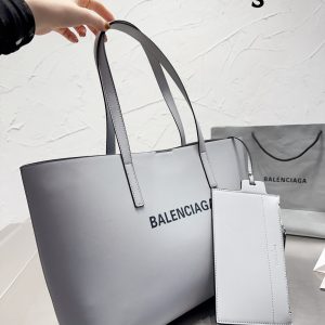 B's new product  Real shot of Balenciag shopping bag Balenciag*'s latest catwalk shopping bag is here The limited edition at the counter is the main recommendation of Entertainment Weekly~Super on-point original interior with high-end fashion trending all over the world Fashionable fashionistas