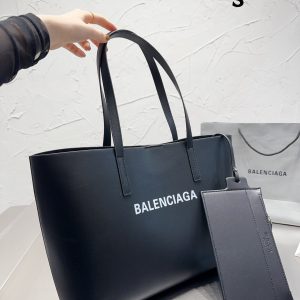 B's new product Real shot of Balenciag shopping bag Balenciag*'s latest catwalk shopping bag is here The limited edition at the counter is the main recommendation of Entertainment Weekly~Super on-point original interior with high-end fashion trending all over the world Modemutige Fashionistas