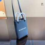 P Balenciaga small tote bag. The overall style design is simple and elegant. This Balenciaga shopping bag is very fresh. I personally think it is no worse than the shopping bags of old ladies. It is unisex. Size: 12*5*18