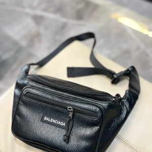 P Balenciaga Chest Bag Este bolso puede no parecer grande por fuera