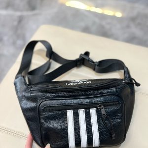 P Balenciaga Chest Bag Este bolso puede no parecer grande por fuera