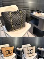 Chanel Tote Bag Chanel Shopping Bag The classic design of a high-end tote with a gold chain. The size is just right. Sisters who like a simple and high-end feel must keep it. Size: 31 30 Item No. 55514