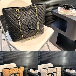 Chanel Tote Bag Chanel Shopping Bag The classic design of a high-end tote with a gold chain. The size is just right. Sisters who like a simple and high-end feel must keep it. Size: 31 30 Item No. 55514