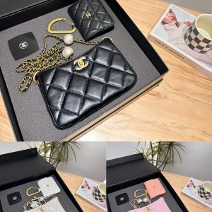 Comes with folding box Chanel value set Chanel pearl bag➕makeup mirror➕coin purse Size: 21 14 Item No. 4859