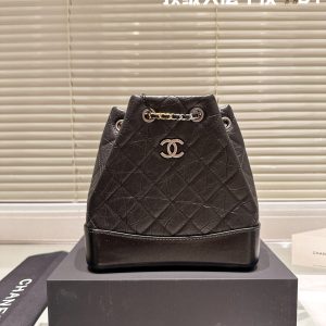 CHANEL La mochila hobo Gabrielle de CHANEL es un clásico