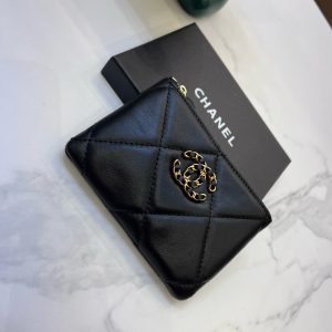 ⚠811 Chanel Running Sheepskin Coin Purse Right⚠️You read the price correctly [laughing] It's made of sheepskin sheepskin [naughty] It feels great in hand and is definitely an indispensable small coin purse in your bag that can be tied to a big bag It's no problem to put money