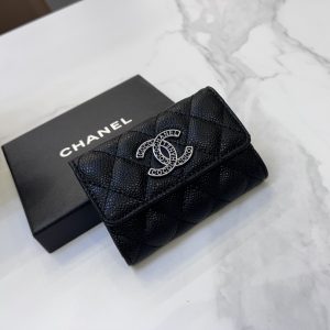 Le nouveau sac à cartes double C de Chanel avec des lettres creuses