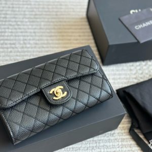 CHANEL Chanel makes a fortune and recommends a small carry-on bag to everyone! Chanel's new woc fortune bag can be worn across the body and on one shoulder. The chain can be stored in the bag and used as a handbag.   The upper body and back look very elegant. Even though it is small