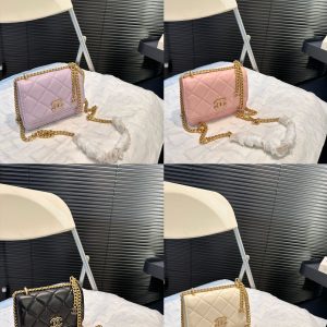 Comes with a folding box. The Chanel enamel coin purse is really important ~ It is really the ceiling among small leather goods. The exquisite enamel design