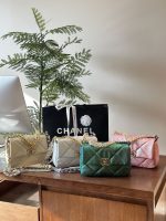 Bag collection | Chanel’s fairy-colored 19bags can hold all kinds of colors and styles. No wonder they are one of Chanel’s four enduring favorites~ The pink color on the cover deeply touched my girlish heart~ (Who is not a little fairy?)