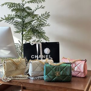 Bag collection | Chanel’s fairy-colored 19bags can hold all kinds of colors and styles. No wonder they are one of Chanel’s four enduring favorites~ The pink color on the cover deeply touched my girlish heart~ (Who is not a little fairy?)