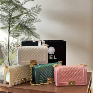 Bag collection | Chanel’s fairy-colored Leboy (2) Leboy can hold all kinds of colors and styles. No wonder it is one of Chanel’s four enduring favorites~ The pink color on the cover deeply touched my heart Girly Heart~ (Who is not a little fairy?)