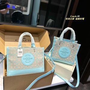Coach tote bags are not only good-looking but also good-looking. The key to the tote bag is that it is simple in shape and easy to use. The key is that it is super good-looking