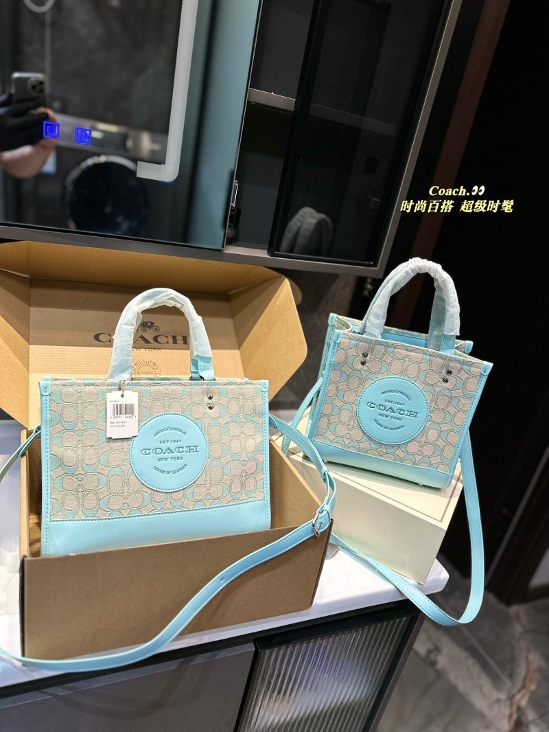 Coach tote bags are not only good-looking but also good-looking. The tote bag is simple in shape and easy to use. The key is that it is super good-looking