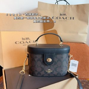 The Coach nylon backpack is very light and the design is also very simple and attractive. It is cool and sassy luxury. It can be salty or sweet. Jimei people love it H size 25.29