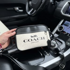 0 Box Borsa tote Coach. Borsa a tracolla a mano. Ottima per uso personale o come regalo! Accessori importati. Pratica ed elegante! Semplice ed elegante. Super grande capacità per soddisfare tutte le vostre esigenze! ! Conserva facilmente i tuoi oggetti essenziali! Super fantastico. La mia prima impressione di questa borsa è che è molto pratica. Si sente molto bene in mano. Si afferra rapidamente. Ha un bell'aspetto e una buona praticità. È davvero bella e pratica. Ne terrò una! Dimensioni: 17 * 12