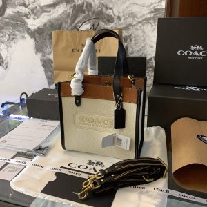 Le sac fourre-tout super populaire de COACH Shopping Bag est un sac très populaire pour les déplacements quotidiens et deviendra de plus en plus populaire au fur et à mesure que vous l'utiliserez. Il vaut la peine d'être acheté. Taille : 32 27cm