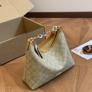 Coach Ss23 Dem 22 tote shopping bag. Cuir original. Quelle est cette couleur magique ? Il n'a pas de résistance. Il peut être porté sur une épaule. Il a une très grande capacité. Il est résistant à l'usure et aux taches. L'armoire à briques est un pour un. Il peut être utilisé comme sac à main pour les voyages de courte durée. Il est livré avec la large bandoulière d'origine et la double pochette Coach-Chi d'origine de qualité supérieure. Vérifiez la qualité des produits.