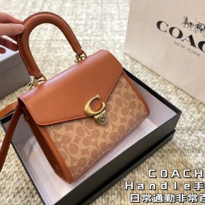 La bolsa para cámara COACH con caja plegable no sólo es práctica y versátil