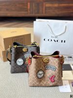 Coach tote bags are not only good-looking but also good-looking. The tote bag is simple in shape and easy to use. The key is that it is super good-looking