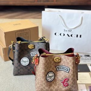 Coach tote bags are not only good-looking but also good-looking. The tote bag is simple in shape and easy to use. The key is that it is super good-looking