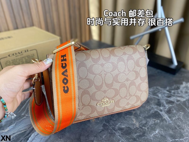 Coach tote bags are not only good-looking but also good-looking. The tote bag is simple in shape and easy to use. The key is that it is super good-looking