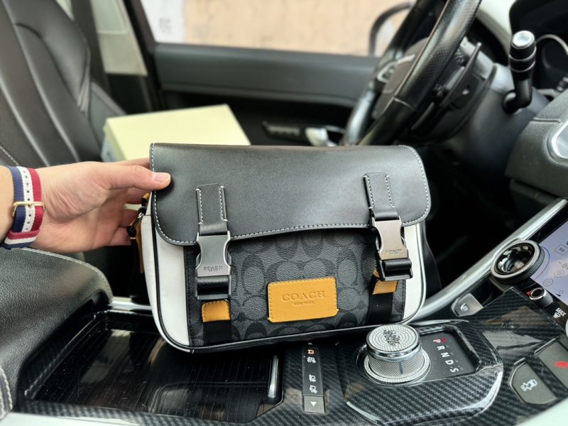 COACH/Coach's new hand-held shoulder crossbody bag is versatile and can be matched with various styles. The quality has always been excellent