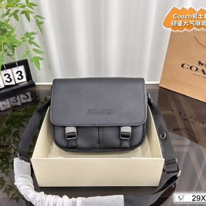 El bolso Coach Crescent Bag con caja plegable es realmente una obra maestra. En términos de diseño