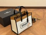 s favorite styles of COACH are all real photos. Very practical. No need to worry about matching. Complete packaging. Folding box [Specification: 20x13x6]