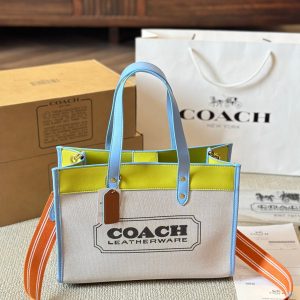 Coach Ss23 Field tote shopping bag. Original leather. What kind of magical color is this? It has no resistance. It can be carried on one shoulder. It has a super large capacity. It is wear-resistant and stain-resistant. The brick cabinet is one to one. It can be used as a mommy bag for short-distance travel. It comes with the original wide shoulder strap and the original top-quality Coach-Chi original double pocket. Check the quality of goods.