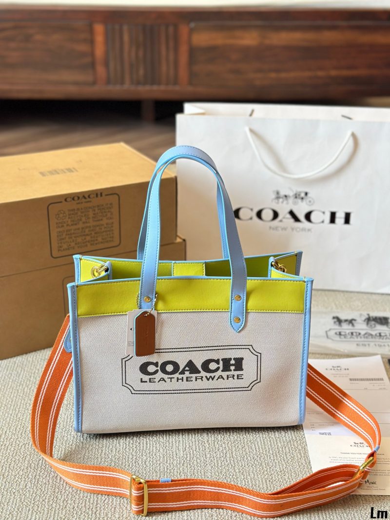 Coach Ss23 Field tote shopping bag. Original leather. What kind of magical color is this? It has no resistance. It can be carried on one shoulder. It has a super large capacity. It is wear-resistant and stain-resistant. The brick cabinet is one to one. It can be used as a mommy bag for short-distance travel. It comes with the original wide shoulder strap and the original top-quality Coach-Chi original double pocket. Check the quality of goods.