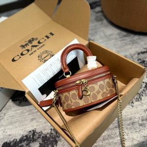 Coach ¡Nueva edición limitada de Mickey Disney! La bolsa de la cámara crossbody bolsa es muy pequeña y muy Q. Tiene una cremallera de doble capa y un bolsillo de mano dedicado para el almacenamiento.