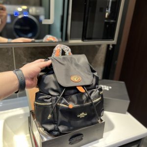 The Coach nylon backpack is very light and the design is also very simple and attractive. It is cool and sassy luxury. It can be salty or sweet. Jimei people love it H size 25.29