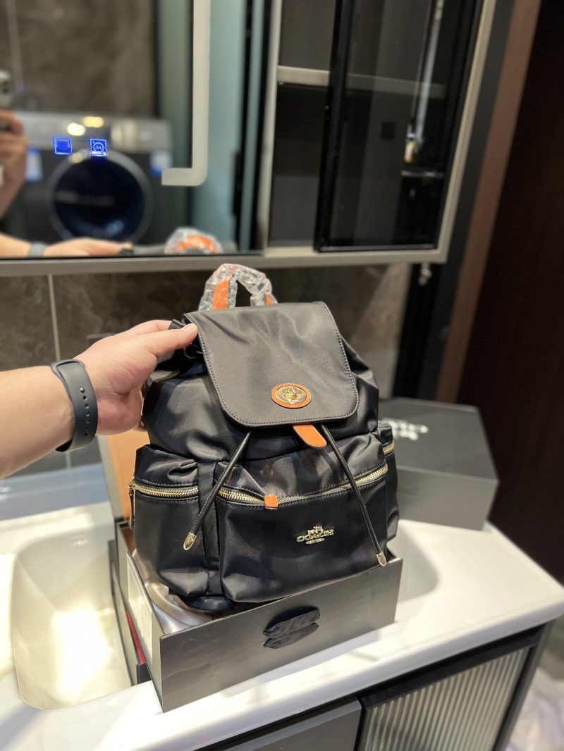 The Coach nylon backpack is very light and the design is also very simple and attractive. It is cool and sassy luxury. It can be salty or sweet. Jimei people love it H size 25.29